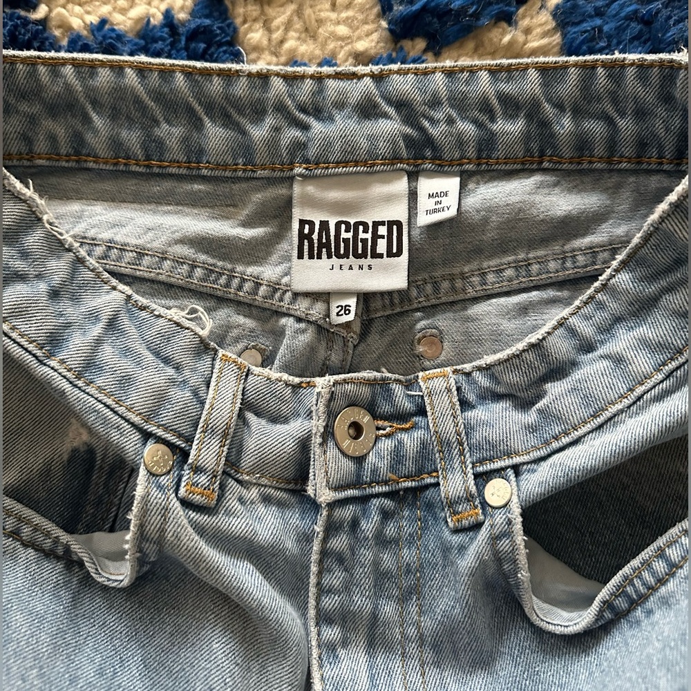High waisted ragged jeans